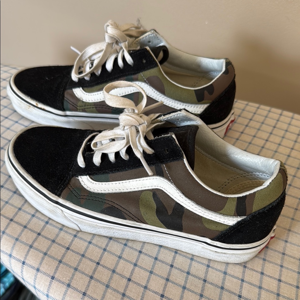 Vans Low Top Sneakers - Black & Woodland Camo